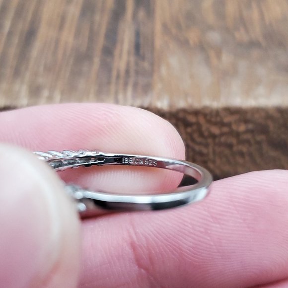 Size 7 925 Sterling Silver Cute Tiered Cubic Zirconia Gemstone Ring - Picture 5 of 8